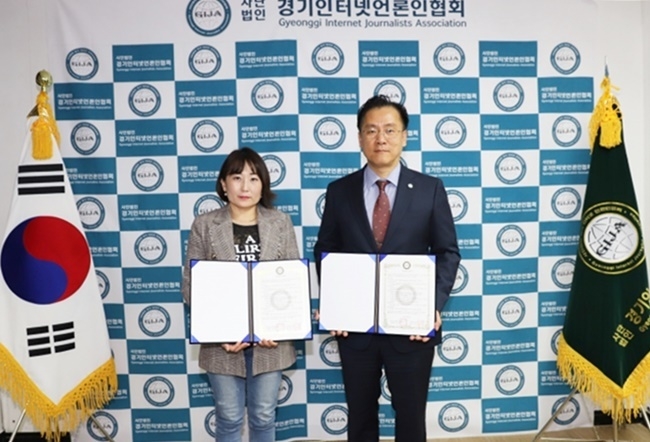 (사)경기인터넷언론인협회 박종명 협회장(오른쪽)과 민턴데일리엔 이정연 대표가 제1회 (사)경기인터넷언론인협회장배 전국 오픈 대회 개최를 위해 앞선 14일 협회 사무실에서 업무제휴 협약식을 가졌다.
