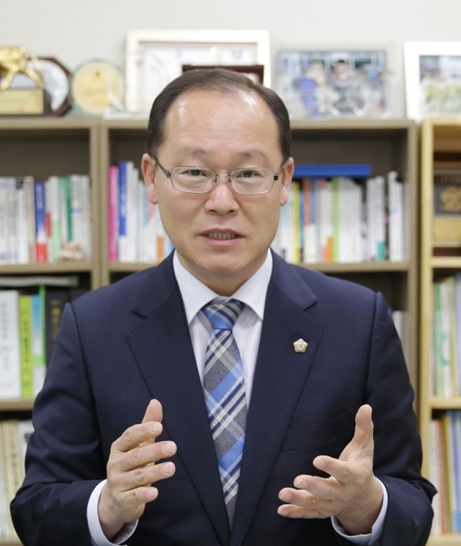 성준모 경기도의회 교육행정위원회 의원(더불어민주당 안산5)은 안산시의회 제5~7대 의원이었으며 제7대 안산시의회 전반기 의장을 거쳐 제10대 경기도의회에 입성했다. 경기도의회 교육전문가로 불리며 지역 현안을 위해 발로 뛰고 시민들의 어려움을 호소하는 데에 목소리를 높이며 의정활동을 펼쳐온 결과 연이어 네 차례 시민들의 선택을 받았다. 그의 정치적 행보가 궁금해지는 시점이다.