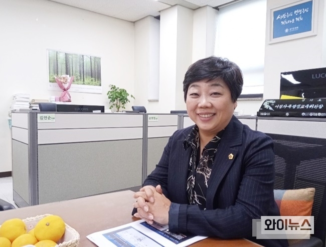 전승희 경기도의원(더민주 비례 여성가족평생교육위)은 부드러운 목소리와 합리적인 사고의 여성 정치인으로 양평 지역 최고의 일꾼으로 꼽힌다. 십여 년 지역을 위한 봉사활동에 누구보다 앞장서 활동해오며 지인의 추천이라는 우연한 계기로 정치에 뛰어들게 됐다. 그러면서도 결정을 위해 부군에게 가장 먼저 의논하는 등 가정적인 모습을 보인다. 양평을 혁신 교육도시로 부상하게끔 만들어 경기도 최고의 문화 예술 관광 교육 도시로 탈바꿈하려 노력하는 전승희 의원이다.