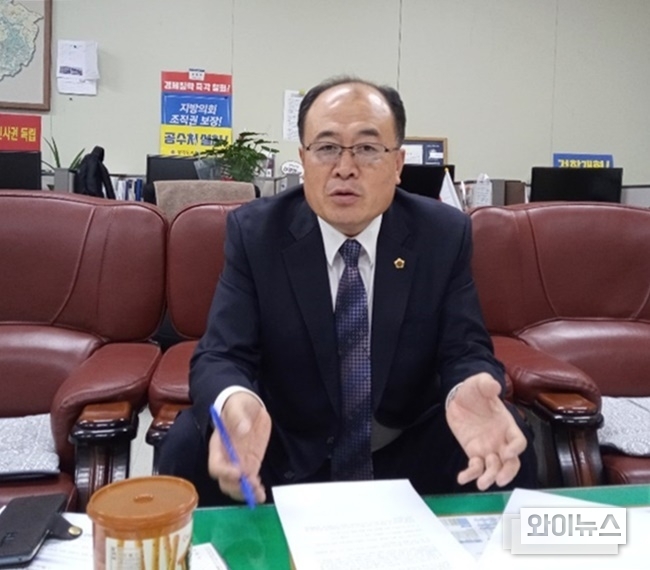 양평 이야기를 하자 그의 눈이 빛났다. 예부터 독립운동가들이 활동한 지역으로 그 중에서도 실력이 출중한 소수정예 요원만이 양평에서 활약했노라고 그의 고향 자랑은 끝날 줄을 몰랐다. 그의 기운 받은 탓일까. 이종인 의원은 앞선 8월 일본대사관 앞에서 일본 경제보복을 규탄하는 삭발식을 과감히 단행하기도 했다. 앞선 12일 저녁 경기도의회 기획재정위원회 사무실에서 그를 만나봤다.