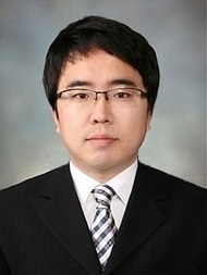 정승민 변호사. 서울대학교 법과대학 사법학과를 거쳐 제3회 변호사 시험을 통해 변호사가 됐다. 대한변호사 협회 민사 형사 전문변호사로 등록돼 있으며 서울지방변호사회 심사위원회 위원이기도 하다. 무엇보다 그를 빛나게 하는 것은 '뜨거운 가슴'과 '차가운 머리'로 의뢰인의 법적 어려움을 이해하고 이를 명쾌하게 해결해 나간다는 점이다.