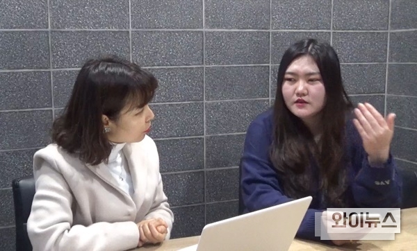 공소리 리버럴미디어 대표 기자(오른쪽)가 앞선 27일 오전 인터뷰에 응하고 있다. 공소리 기자는 카드뉴스, 영상인터뷰 등을 시도하며 젊은 기자의 패기와 진취력을 여실히 보여준다는 평을 받는다.