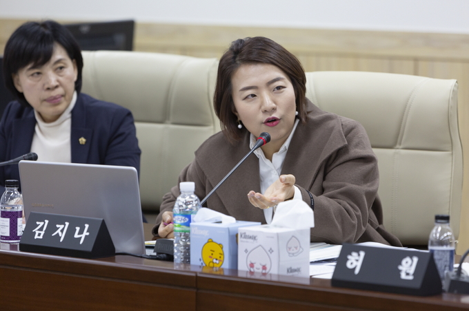 앞선 11월 21일 경기도의회 경제노동위원회 소관 실·국 및 공공기관 행정사무감사를 마무리하는 종합감사에서 경기도 산하기관 채용과 관련한 의혹을 제기하고 있다.
