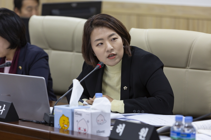 앞선 11월 18일 경기도의회 경제노동위원회 ‘2019년 소통협치국 행정사무감사’에서 수탁기관에 관한 경기도의 과도한 지침 시달을 지양할 것을 요청하고 있다.