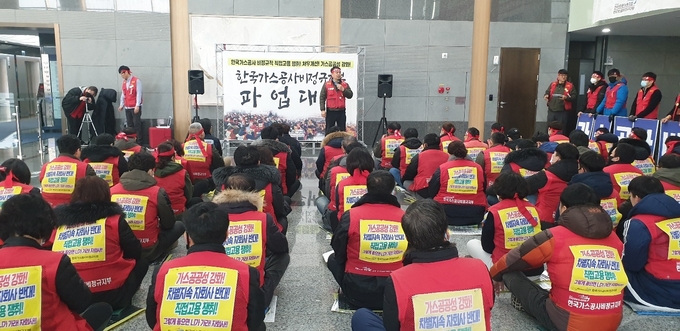 한국가스공사 비정규지부가 7일 잠정 중단했던 전면 파업을 이었다. 지부는 오는 10일 청와대 분수대 앞 기자회견, 파업 대회 등을 계획하고 있다.