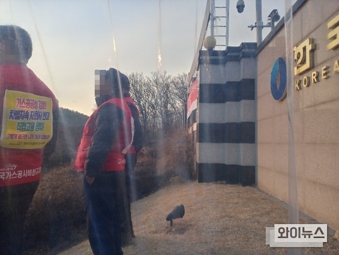 앞선 1월 29일 저녁 무렵 공사 경기지역본부 농성 천막 옆에서 비정규직 노동자들이 석양을 바라보고 있다.