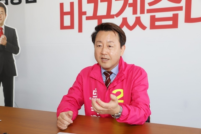 김용남 미래통합당 수원병 국회의원 후보가 앞선 18일 오전 수원시 팔달구 자신의 선거사무실에서 인터뷰에 응하고 있다. 김용남 후보는 수원이 고향으로 팔달문을 중심으로 한옥거리와 한옥호텔 및 한옥타운을 조성·유치해 경제 활성화, 도청 이전 부지의 복합청년창업센터 설립, 코로나19로 위기를 겪고 있는 소상공인과 중소기업 지원책 등을 역설했다.