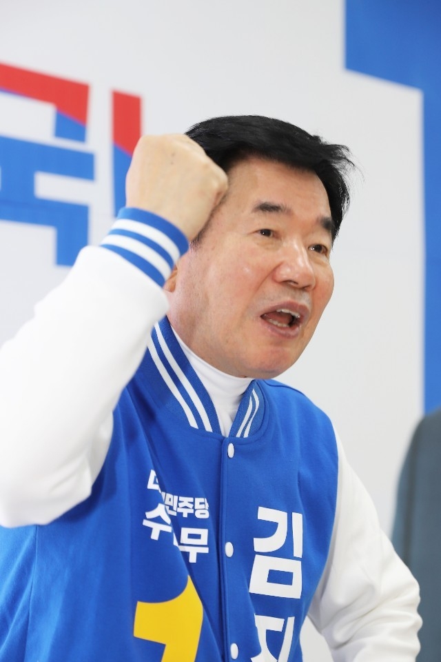 김진표 제21대 국회의원 후보. 현 4선 의원이자 오는 4월 15일 5선에 도전한다. 4살 때 이남한 이래 수원을 위해 동분서주하며 아직도 수원 발전을 위해 할 일이 남아 있다고 출마 이유를 밝힌다. 수원의 특례시 지정, 경기 남부 통합 국제공항 건설, 수원의 균형 발전 등 포부를 밝히는 그다.