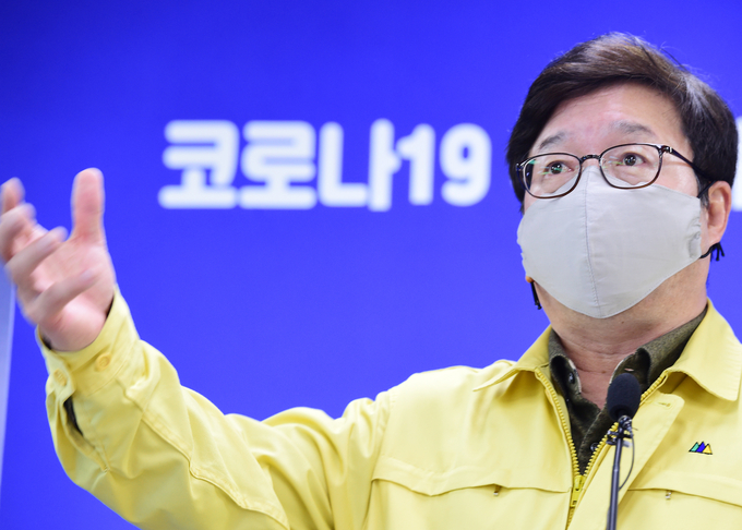 염태영 수원시장이 24일 오후 시청 기자실에서 온라인 브리핑을 진행하고 있다.