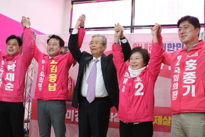 김종인 미래통합당 총괄선거대책위원장(가운데)이 수원지역 후보들과 이번 총선의 승리를 위한 만세를 취하고 있다.