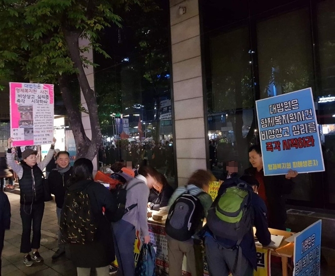 이향직 씨를 비롯한 형제복지원 피해생존자들이 그간 서울 부산 수원 용인 등지에서 시민 서명을 받아왔다고 전했다. 사진은 서명 캠페인 모습이다.