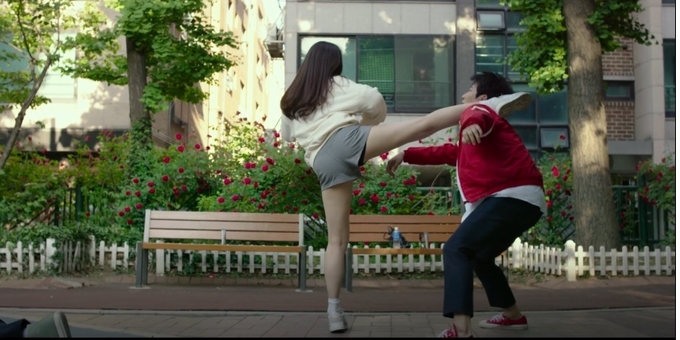 영화 <공수도>에서 무도 고수 여주인공 채영(왼쪽)이, 교내 일진이 공부 잘하는 학생 종구에게 시험 답안을 보여줄 것을 강요하며 괴롭히는 장면을 목격하고 일진(오른쪽)을 벌주고 있는 장면. 영화는 학교폭력을 비롯한 부정의에 항거하는 정의로운 학생들이 공수도(空手道)를 통해 한층 더 성숙하는 모습을 그렸다는 점에서 호평받는다. 사진 영화 예고편 캡처.
