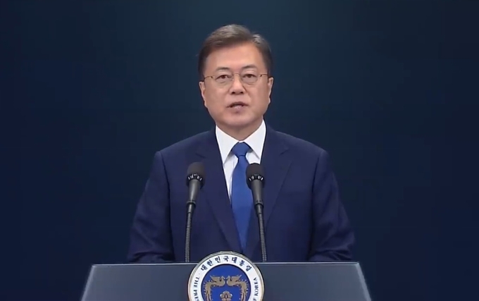 문재인 대통령이 취임 3주년을 맞아 10일 오전 청와대 춘추관에서 대국민 특별연설을 했다. 연설에서 문 대통령은 “위기를 기회로 만들겠다. 지금의 위기를 새로운 기회와 발전의 원동력으로 삼겠다”며 경제위기 극복에 모든 역량을 집중할 것이며 끝나지 않은 코로나 종식에도 힘쓸 것이라고 했다. 사진 청와대