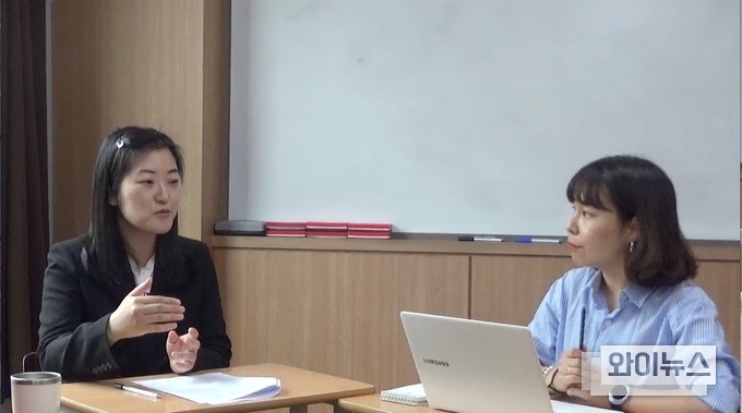 앞선 8일 수원시 영통구 <나다국어논술학원>에서 이은주 원장(왼쪽)이 인터뷰에 응하고 있다. 나다 학원은 초중고 독서토론 및 내신 입시 국어전문학원으로 장기적으로는 더욱 심화된 형태의 독서와 소양, 토론 문화, 글쓰기 교육, 평생교육과 진로발달에 도움이 되는 교육을 펼치고 싶다고 이은주 원장은 전한다. 나아가 학생과 더불어 청년, 성인들에게도 도움이 되고 지역사회에 더욱 필요한 기관으로 거듭나고 싶다고.