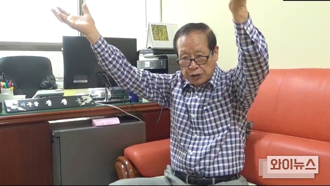 앞선 8일 오전 서울 노원구 통일로에서 사단법인 한국원폭피해자협회 서울지부 정정웅 지부장이 인터뷰를 하고 있다. 정정웅 지부장은 1940년 일본 히로시마에서 태어났으며 5살 때 원폭 피해를 입었다. 원자 폭탄이 떨어질 때 그는 유치원생이었다. 피폭 당시 갑자기 꽝! 하는 소리가 났으며 하늘에서 떨어지는 까만 낙진을 뒤집어 쓰며 산으로 피난을 갔다고 한다.