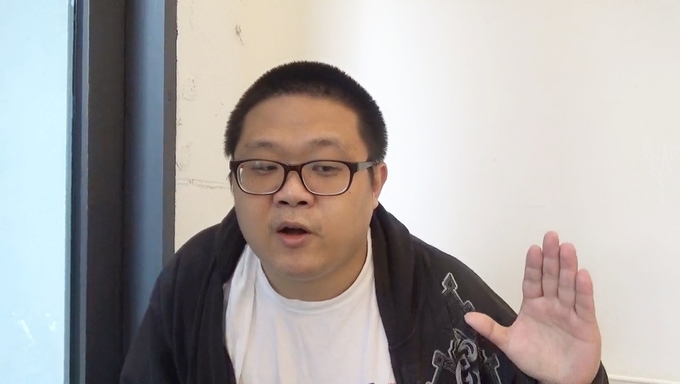 앞선 15일 오전 세계 양심적 병역거부의 날 서울 한 카페에서 강길모 씨가 인터뷰에 응하고 있다. 강길모 씨는 대학과 대학원에서 철학을 전공하고 박사 과정을 준비하고 있으며 현재 학술단체에 몸담고 있다. 그는 양심과 신념에 따른 병역 거부로 2014-2015년 수감생활을 했는데 당시에도 그렇고 지금까지도 그의 인생에서 몇 안 되는 좋은 선택이었다고 생각한다고 전한다.