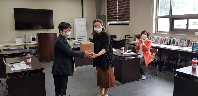 코로나19 예방을 위해 경기도의회 전승희 의원(왼쪽)이 앞선 19일 오전 양평 새이레교육공동체(비인가대안교육기관)를 방문해 송미경 대표에게 방역물품을 전달하고 생활속 거리두기를 주문하는 한편 운영상 애로사항을 청취했다.