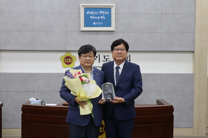송치용 경기도의원(왼쪽)이 24일 2020 교육행정위원회 의정대상을 수상했다.