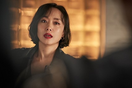 김용훈 감독의 영화 <지푸라기라도 잡고 싶은 짐승들>에서 인물들은 "넌 삶이 행복하니? 난 처절해"라고 말하고 있는 것 같다. 어느 날 나타난 거액의 돈 가방 앞에 인물들은 최선이라 판단한 최악을 선택하지만 그것을 탓하기엔 그들의 상황이 너무나 절박하다. 이 영화는 최근 케이블TV 주문형비디오(VOD) 순위 1위를 차지하며 저력을 뽐내기도 했다. 사진 네이버