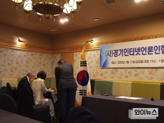 총회 진행 절차에 정확성을 기하기 위해 법률 전문 변호사(맨 왼쪽)와 논의하고 있는 모습이다.