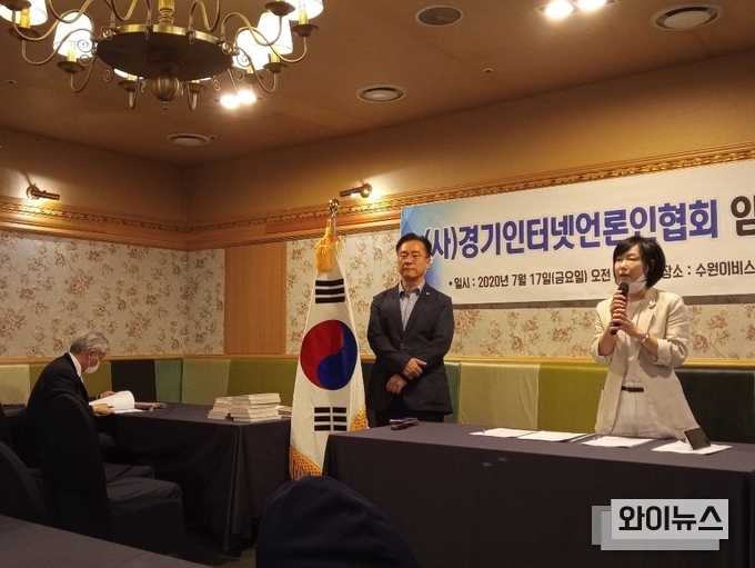 정서영 사무총장(맨 오른쪽)이 총회 절차를 설명하고 있다.