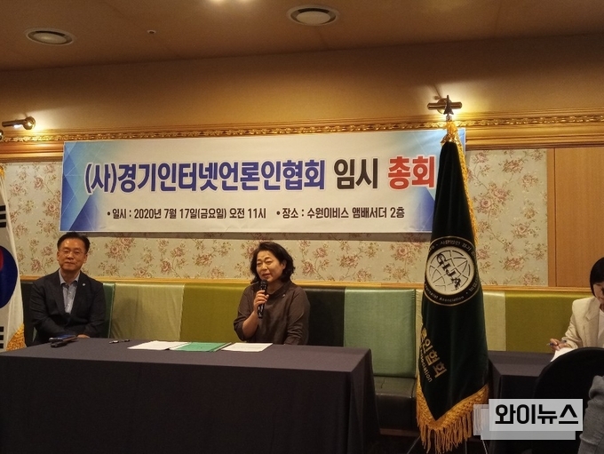 전임 이연자 이사장(가운데)이 인사말을 하고 있다.
