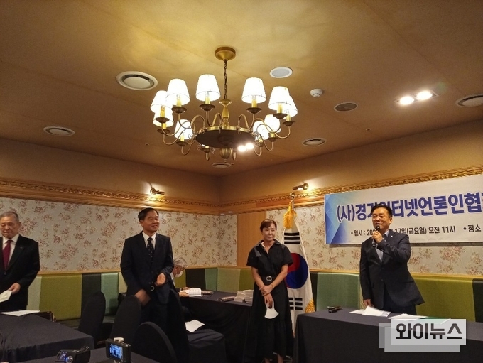박종명 신임 이사장이 협회 후원진을 소개하고 있다.