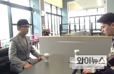 가수 백성민(왼쪽) 씨가 앞선 22일 오전 경기 시흥시 동서로 <빛을 담은 카페>에서 인터뷰에 응하고 있다. 가수 백성민은 영혼을 어루만지는 음색으로 두터운 팬층을 보유하고 있으며 히트곡으로 '태평천하' '숙아' '퉁치고' 등이 있다. 그는 지금에 이르기까지 감사한 이들을 잊지 않고 기억하고 있으며 늘 이웃과 더불어 행복한 노래로 보답하고 싶다고 말한다.