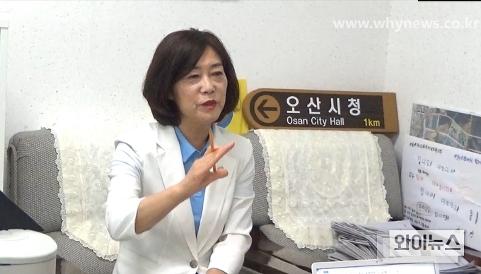 한은경 오산시의원. 한은경 의원은 비정규직의 정규직화를 위해 스마트시티, 출연기관, 오산시에 방안 고민 및 대책 대안 제시 등을 통해 시행을 완료했고 시민 고충 해소를 위해 노력해왔으며 대중교통 노선 확충, 신설, 버스 증차 등 시민의 발이 되어주는 대중교통에 최대한 집중했다. 무엇보다 한 의원의 제트기급 추진력은 실행 전 세밀한 계획과 더불어 거침이 없다. 섬세한 감성으로 시민의 아픔에 같이 눈물 흘리고 손 잡아 줄 수 있음은 물론이다.