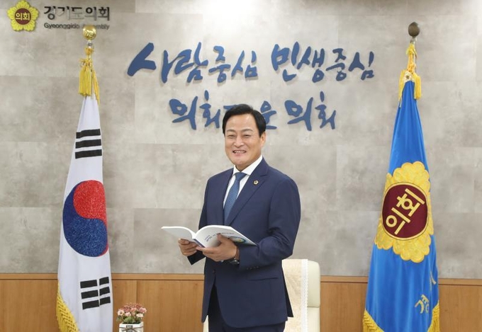 장현국 제10대 경기도의회 후반기 의장. 장현국 의장의 정치철학은 ‘사람이 먼저, 도민이 우선’이다. 의회는 도민의 의사와 이해를 수렴해 공통분모를 찾고 이를 바탕으로 도민의사를 결집해내는 기관이므로 경기도의회에서 가장 중요한 것은 첫째도 도민이고 둘째도 도민이라고. 거창한 정치철학을 내세우기보다는 사람이 먼저이듯 도민을 언제나 우선으로 한 의정활동을 하겠다고 약속하는 그다.