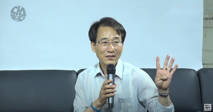 민주당 8.29 전당대회에 최고위원 후보로 출마한 이원욱 의원(3선 화성을)이 “문재인 정부의 순항과 성공을 위해 전체주의, 독재와 같은 비난을 일삼는 윤석렬 검찰총장과 같은 사람들이 뽑혀 나가야 한다”며 “내가 최고위원이 되어 이러한 틀을 바로잡겠다. 꼭 하고 싶다”고 말했다. 사진은 앞선 7일 오후 공개된 '김어준의 다스뵈이다'에 출연한 이원욱 국회의원 모습이다.