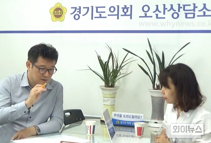 앞선 7월 29일 오전 경기도의회 오산상담소에서 조재훈 경기도의원(왼쪽)을 만나 그의 정치 이야기를 들어봤다. 조재훈 의원은 입법예고한 조례도 여럿으로 활발한 의정활동을 펼친 의원으로 꼽힌다. 진정으로 강한 사람만이 부드러울 수 있다는 격언을 몸소 보여주는 정치인이라는 평을 듣는다.