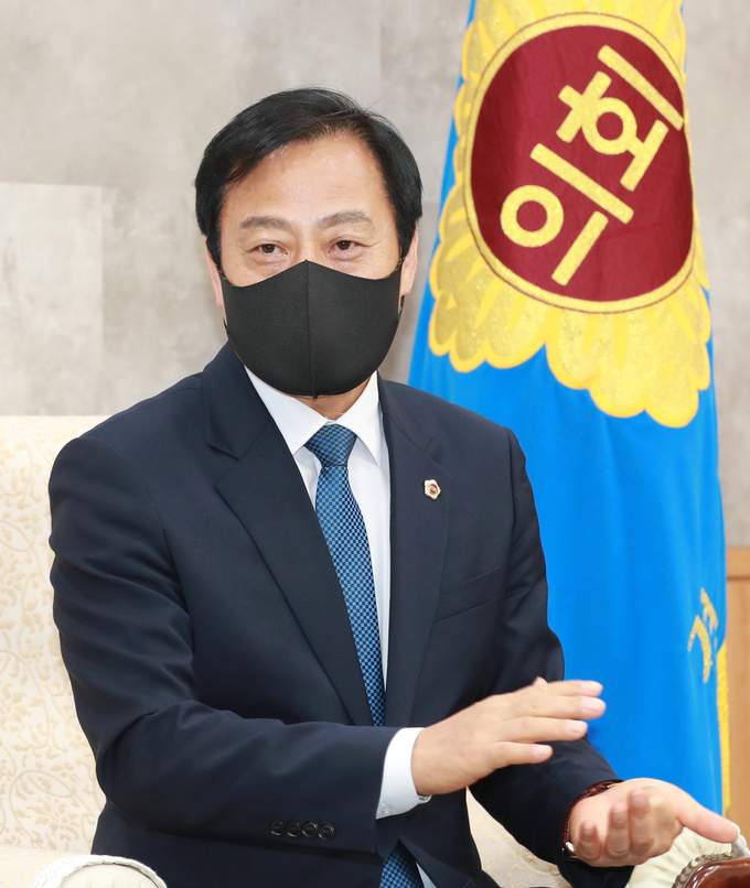 앞선 7월 10일 취임 이후 의장으로 활동해 온 60여 일은 코로나19 등 위기극복에 발 빠르게 대응하고 현장의 어려움을 몸소 체감하는 데 주력한 기간이었다. 도민행복과 의정활동을 뒷받침하는 ‘디딤돌 의회’로, 1천370만 도민의 소리가 집결하는 ‘민의의 전당’으로서의 경기도의회를 천명하며 경기북부 주민의 생활 편익, 전반기 평화경제특별위원회 위원장으로서 남북관계 개성 등에도 주력하고 있다. 앞선 8일 오후 경기도의회 의장실에서 장현국 의장을 만나 그의 정치 이야기를 들어봤다.