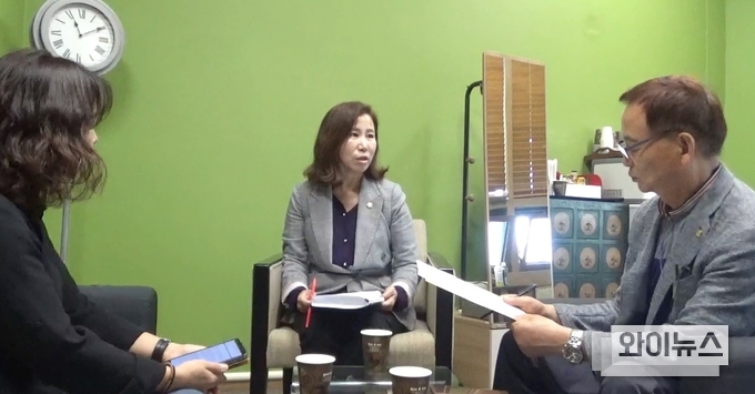 김경희 화성시의원(더민주 비례 교육복지부위원장 사진 가운데)이 앞선 22일 화성시의회에서 인터뷰에 응하고 있다. 김경희 의원은 배려, 존중, 수용의 따뜻함과 올바른 행동으로 선한 영향력을 끼치는 시의원이 되는 것이 정치철학이라고 한다.