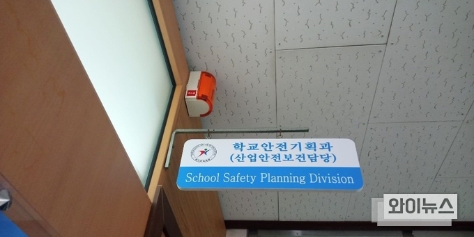 경기도교육청 산업안전보건담당 학교안전기획과는 “상황에 적합한 최선의 방안을 모색하는 중”이라며 “경기도교육청 안전관리체제 구성에 따르면 시설관련 직종 관리감독자는 시설담당주무관(산업안전보건법 제16조)과 급식관련 직종 관리감독자는 영양(교)사(동법 제16조)로 명시돼 있다”고 답했다.
