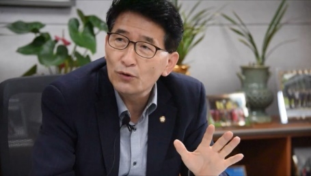 김기정 수원시의회 부의장이 6일 오후 부의장실에서 인터뷰를 진행하고 있다. 김기정 부의장은 의회의 역할은 시민을 편안하게 해주는 것이라고 말했다.