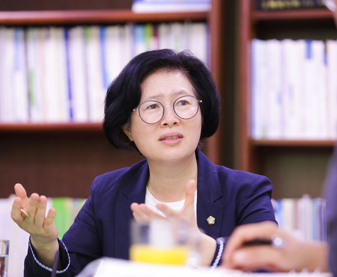 앞선 7월 제8대 안산시의회 후반기 의장에 당선되면서 1991년 개원한 이래 첫 여성 의장이라는 타이틀을 얻게 됐다. 박은경 의장은 "실력으로 당당히 인정 받는 의회가 되겠다"고 포부를 밝혔다.