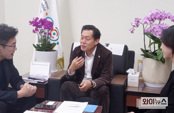 이재준(사진 가운데) 수원시지속가능도시재단 제4대 이사장이 앞선 13일 오후 더함파크 이사장실에서 인터뷰에 응하고 있다. 이재준 이사장은 서울대학교 환경대학원 공학 박사로 한국교통연구원과 대한주택공사 등을 거쳤으며 시민운동가, 행정가를 두루 경험해 수원시지속가능도시재단을 한 단계 성장시킬 적임자라는 평을 받고 있다.