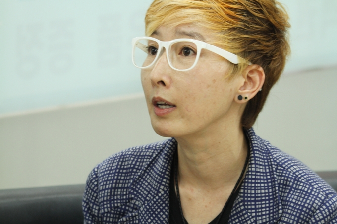 정소후 머리못하는집 영통점 원장이 앞선 10월 28일 숍에서 인터뷰를 진행하고 있다. 정소후 원장은 25년 베테랑 헤어 디자이너로 숍에 들어서는 고객의 니즈를 순식간에 파악하며 고객은 이 때문에 오랜 단골로 남는다고.