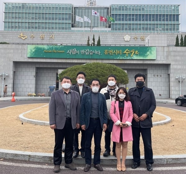 수원시인터넷기자단 회원사 대표. 수원시인터넷기자단은 2014년 11월 출범해 지역사회 발전과 건전한 언론문화 창달을 위해 힘쓰고 있다. 앞줄 왼쪽부터 이병석 경기인터넷신문대표(회장), 김명길 윈뉴스 본부장(감사), 이영주 와이뉴스 대표, 최영석 민원뉴스 대표, 김영식 뉴스영 대표, 정흥교 수원인터넷뉴스 대표. 문수철 경기헤드라인 대표, 김정훈 케이에스피뉴스 대표, 이승현 정필 대표는 일정상 사진 촬영에 참여하지 못했다. 김정훈 케이에스피뉴스 대표는 이번 시상식에서 그동안 총무로 활약한 공로를 인정받아 감사패를 수상했다.