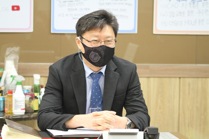 김동수 교장.