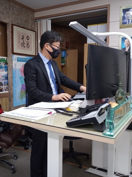 김동수 삼일공업고등학교 교장. 1990월 3월 처음 교사로 부임해 30여 년을 삼일을 위해 바쳐왔다. 당시 삼일공고에 다소 '거친' 학생들이 많아 부정적 학교 이미지를 상쇄하고자 방학이면 학생들과 캠핑을 떠나기도 하고 '해양소년단', '명예경찰' 등의 동아리를 운영해 이것이 추후 '레저스포츠과', '경찰사무행정과' 등의 학과로 탄생하게 됐다. 김동수 교장은 이러한 공로를 인정받아 평교사로서는 최초로 '옥조근정훈장'을 받기도 했다. 사진은 교장실에 서서 사무를 보고 있는 김동수 교장 모습이다. 그의 교장실에는 좌식 책상 대신 사진처럼 서서 업무를 보는 책상과 사무용 의자, 회의실 탁자가 자리한다. 기존의 두껍고 무거운 무채색 가죽 소파는 보이지 않았다.