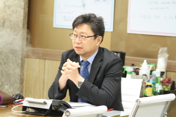 2017년 수학교사로 재임하던 그가 교장이 되면서 삼일공교는 혁신적인 대변화를 맞게 된다. 우선 학점제 1차 연구학교를 신청해 선정되면서 경찰사무행정과와 3D융합콘텐츠과를 신설하게 된다. 출구전략을 위해 경찰사무행정과는 경찰공무원 시험 자격을 갖도록 형법, 경찰학, 형사소송법을 강의하기 위해 경기대학교 경찰행정학과와 교육협력협약을 했다. 3D융합콘텐츠과는 기존 발명과를 개편한 것으로 발명하는 창의적 인재들에게 4차 산업시대를 맞아 드론과 로봇, 가상현실 등을 융합한 학과를 창설한 것이다.