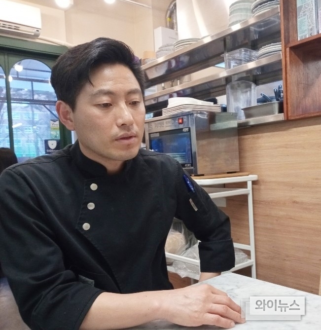 한영철 '미미한 식탁' 대표 셰프가 앞선 5일 오후 용인시 한보라로 미미한 식탁 본점에서 인터뷰를 진행하고 있다. 그는 학창시절 이미 궁중요리를 전수하고 양식, 일식은 물론 프랑스 요리까지 두루 섭렵한 베테랑 셰프다. 미미한 식탁은 그의 20년 요리 외길 인생이 고스란히 녹아 있는 창조물이다. 앞서 하남 미사에 2호점에 이어 김포 3호점까지 열게 되면서 그의 경영 철학을 널리 펼치고 있다.
