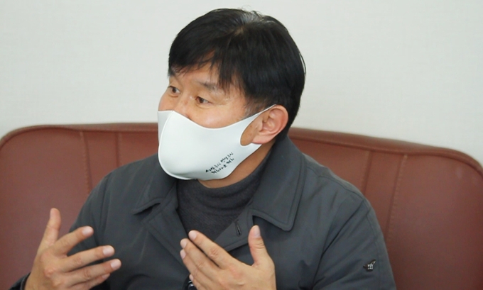 김경호 경기도의원이 17일 오후 경기도의회 4층 농정해양위원회 사무실에서 인터뷰를 진행하고 있다. 김경호 의원은 가평이 고향으로 가평 현안과 사회를 바라보는 넓고도 통찰력 있는 시선을 보유했다는 평을 듣는다.