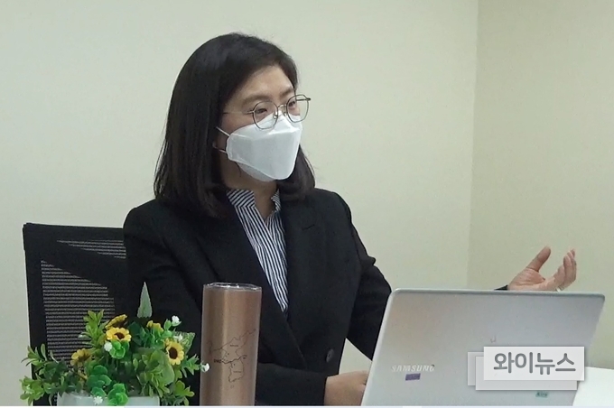 오지혜 경기도의원. 의회 입성 전 화학을 전공하고 연구하는 과학자였다. 청년의 대변자로서 한 아이의 엄마로서 아이들이 마음 놓고 살 수 있는 세상, 원하는 일을 하고 싶은 꿈을 펼칠 수 있는 세상을 바라며 일하겠다고 말하는 그녀다. 사진은 18일 오후 인터뷰에 응하고 있는 오지혜 의원.