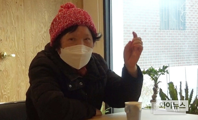 김숙자 기지촌 미군위안부 할머니. 어려운 집안 사정으로 무작정 상경한 그녀는 기차 안에서 만난 사람을 따라가 남의집 살이를 하다 기지촌으로 흘러 들었다. 힘들게 번 돈은 가정 살림에 보탰다. 일흔 일곱의 나이 그녀는 지금 협심증, 고지혈증 등의 질환을 안고 있다. 사진은 앞선 2일 오후 평택시 팽성읍 안정리 사단법인 햇살사회복지회(대표 우순덕)에서 인터뷰를 하고 있는 김숙자 할머니 모습이다.