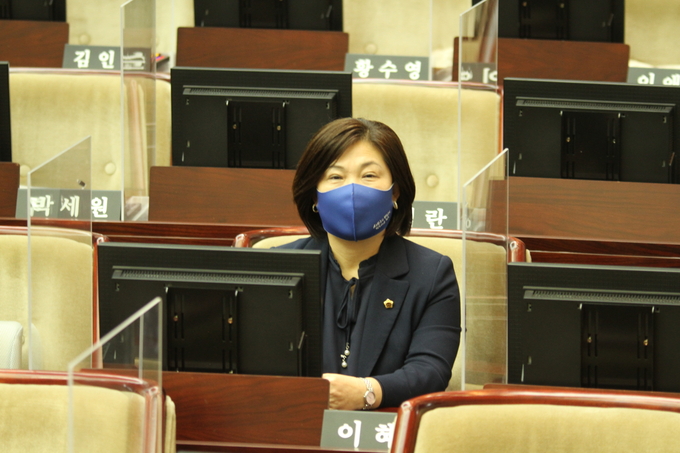 인터뷰 후 3층 본회의장에서의 이혜원 의원 모습이다.