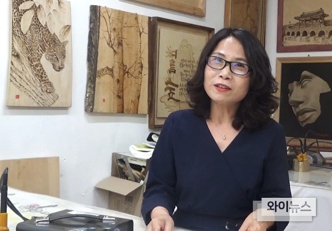 우송연 인두화 작가가 앞선 17일 오전 행궁동 그녀의 작업실에서 인터뷰에 응하고 있다.
