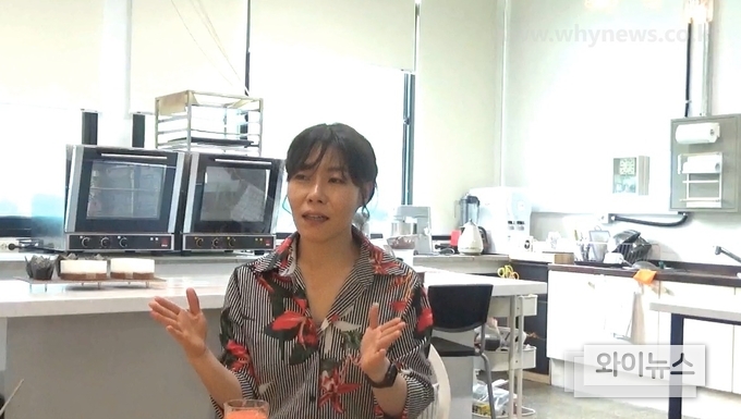 백고경 카페라케이크 대표. 백고경 대표는 건강한 맛과 재료를 찾다 보니 자연스럽게 비건 케이크를 시작하게 됐다고 한다. 일반 케이크도 물론 제작한다고. 사진은 앞선 18일 오후 경기상상캠퍼스 생활1980에 위치한 카페라케이크에서 인터뷰 하고 있는 모습이다.